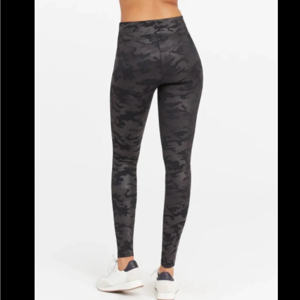 Spanx‎ Camo Coated Faux Leather Look Leggings Womens Size XL